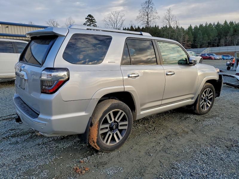 Photo 3 from auction – 2018 TOYOTA 4RUNNER with VIN JTEBU5JR9J5577682