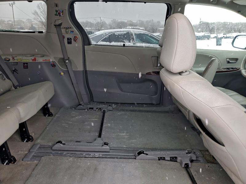 Photo 11 from auction – 2013 TOYOTA SIENNA XLE with VIN 5TDYK3DC8DS359408