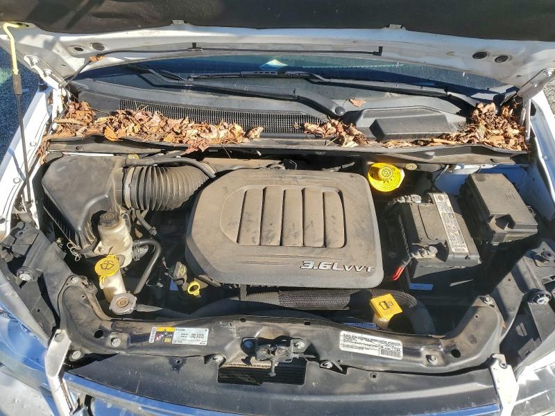 Photo 12 from auction – 2015 CHRYSLER TOWN & COU with VIN 2C4RC1BG5FR645241