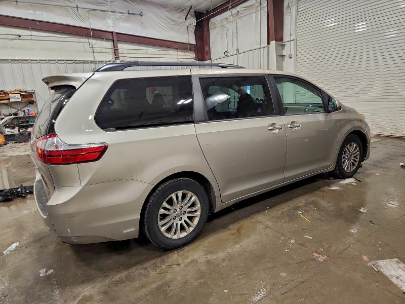 Photo 3 from auction – 2017 TOYOTA SIENNA XLE with VIN 5TDYZ3DC1HS818442