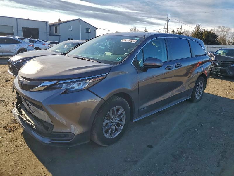 TOYOTA SIENNA LE 2021 with VIN 5TDKRKEC5MS034385 - Photo from auction