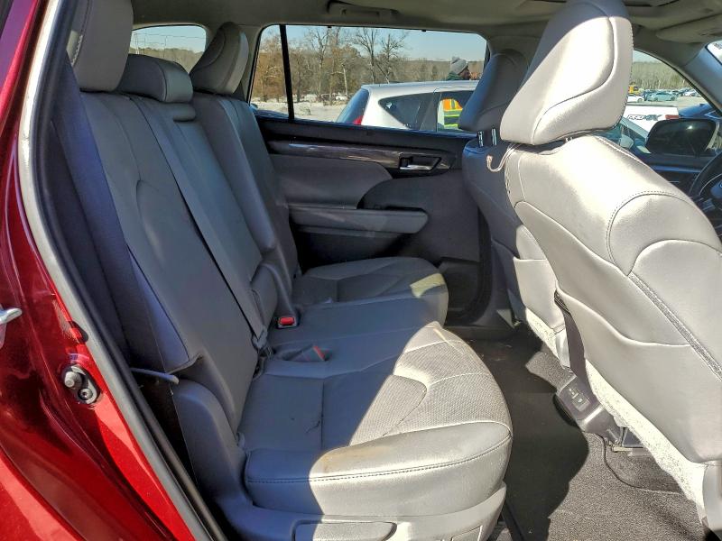 Photo 11 from auction – 2022 TOYOTA HIGHLANDER with VIN 5TDYZRAH1NS547154