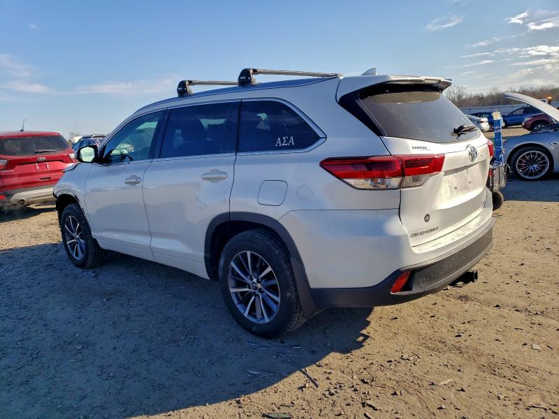 Photo 2 from auction – 2018 TOYOTA HIGHLANDER with VIN 5TDJZRFH8JS852820