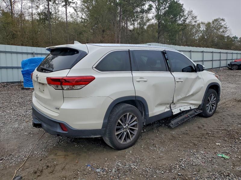 Photo 3 from auction – 2019 TOYOTA HIGHLANDER with VIN 5TDKZRFHXKS559622