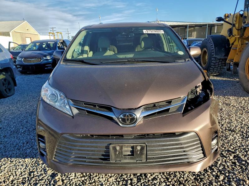 Photo 5 from auction – 2018 TOYOTA SIENNA XLE with VIN 5TDDZ3DC3JS209227