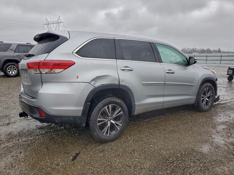 Photo 3 from auction – 2017 TOYOTA HIGHLANDER with VIN 5TDBZRFH5HS378971