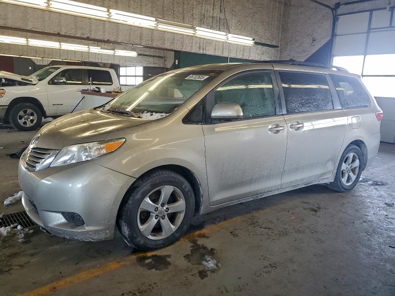 Photo 1 from auction – 2017 TOYOTA SIENNA LE with VIN 5TDKZ3DC0HS871848