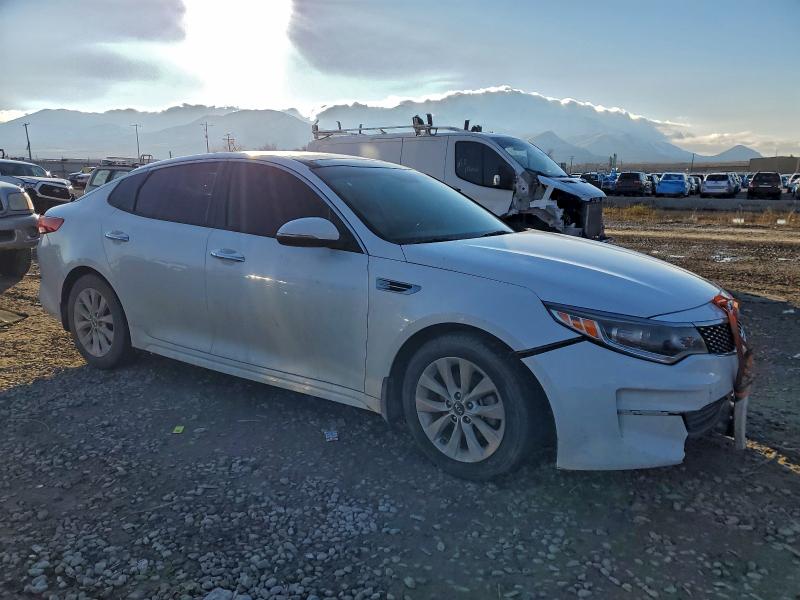 Photo 4 from auction – 2018 KIA OPTIMA with VIN 5XXGU4L37JG205136