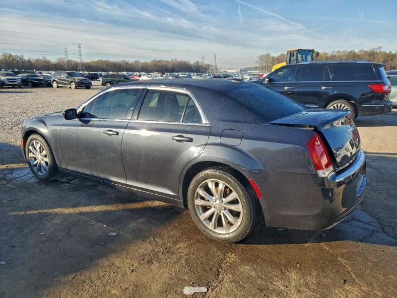Photo 2 from auction – 2017 CHRYSLER 300 LIMITE with VIN 2C3CCARG0HH665079