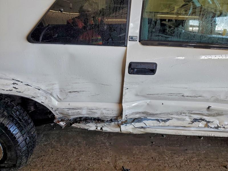 Photo 11 from auction – 2000 CHEVROLET BLAZER with VIN 1GNCT18W6YK159518