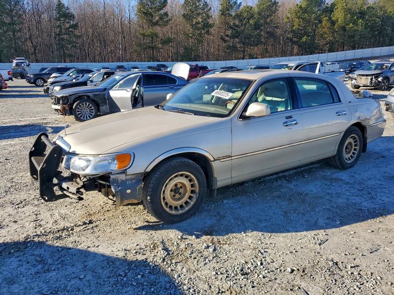 LINCOLN TOWN CAR C 2000 with VIN 1LNHM83W1YY928110 - Photo from auction