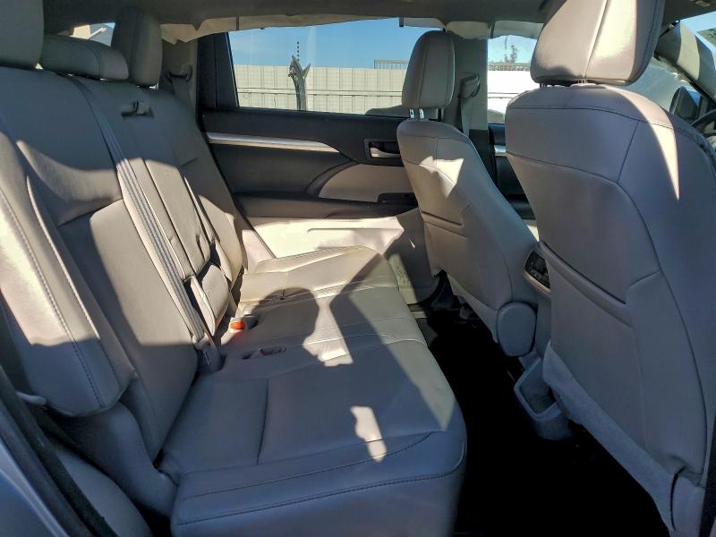 Photo 11 from auction – 2018 TOYOTA HIGHLANDER with VIN 5TDJZRFH5JS547954