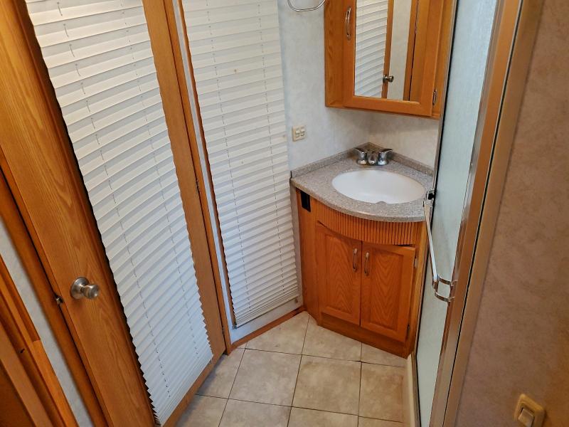 Photo 9 from auction – 2005 WINNEBAGO SUNCRUISER with VIN 5B4MP67G653404709