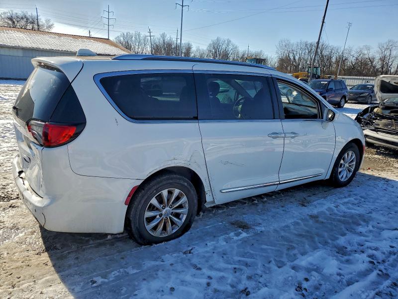 Photo 3 from auction – 2019 CHRYSLER PACIFICA T with VIN 2C4RC1BG7KR561044