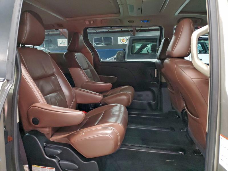 Photo 11 from auction – 2017 TOYOTA SIENNA XLE with VIN 5TDDZ3DC7HS182205