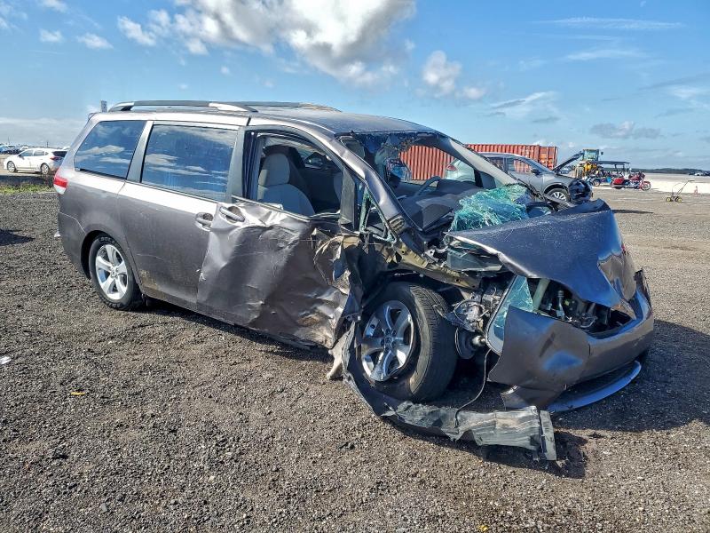 Photo 4 from auction – 2014 TOYOTA SIENNA LE with VIN 5TDKK3DC5ES497429