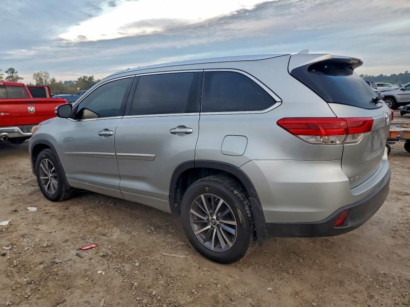 Photo 2 from auction – 2017 TOYOTA HIGHLANDER with VIN 5TDJZRFHXHS462604