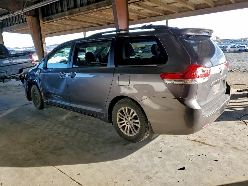 Photo 2 from auction – 2011 TOYOTA SIENNA XLE with VIN 5TDYK3DCXBS063206