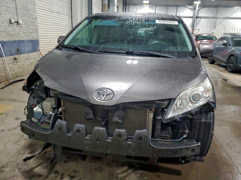 Photo 5 from auction – 2013 TOYOTA SIENNA XLE with VIN 5TDYK3DC2DS380769