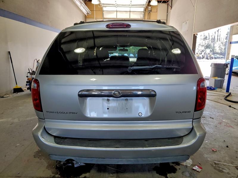 Photo 6 from auction – 2005 CHRYSLER TOWN & COU with VIN 2C4GP54L15R474161