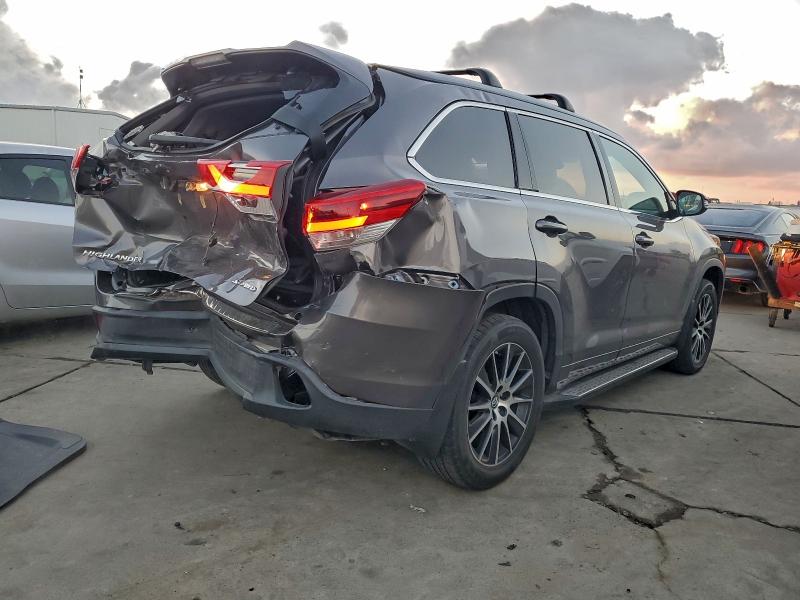 Photo 3 from auction – 2017 TOYOTA HIGHLANDER with VIN 5TDJZRFH9HS356791