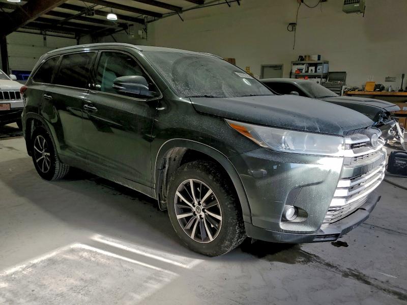 Photo 4 from auction – 2017 TOYOTA HIGHLANDER with VIN 5TDJZRFH8HS429035