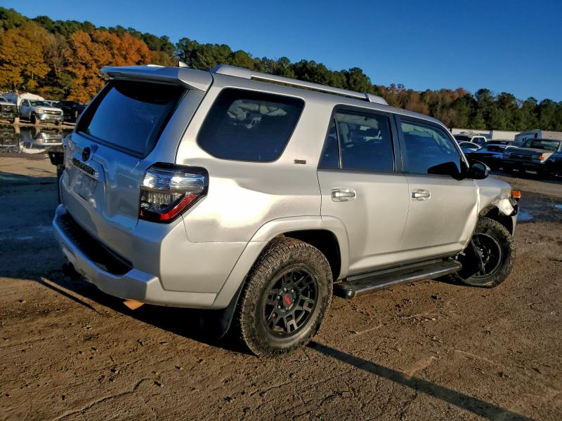 Photo 3 from auction – 2016 TOYOTA 4RUNNER SR with VIN JTEBU5JR5G5381991