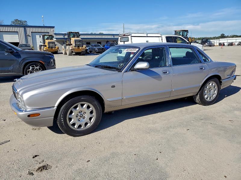 JAGUAR XJ8 2000 with VIN SAJDA14C4YLF01691 - Photo from auction