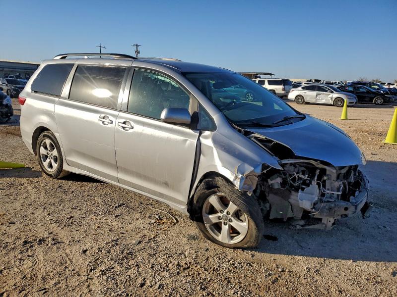 Photo 4 from auction – 2018 TOYOTA SIENNA with VIN 5TDKZ3DC6JS942508