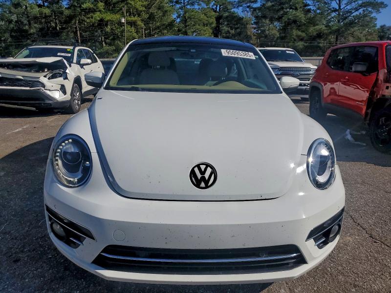 Photo 5 from auction – 2018 VOLKSWAGEN BEETLE SE with VIN 3VWJD7AT1JM714435