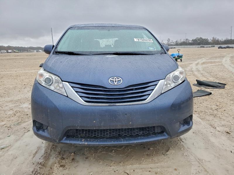 Photo 5 from auction – 2017 TOYOTA SIENNA with VIN 5TDKZ3DCXHS864504