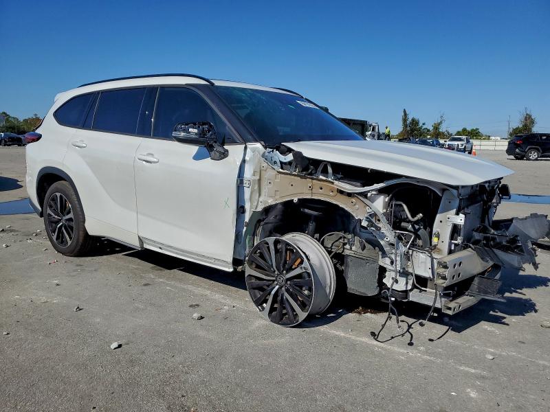 Photo 4 from auction – 2022 TOYOTA HIGHLANDER with VIN 5TDLZRBH4NS216268
