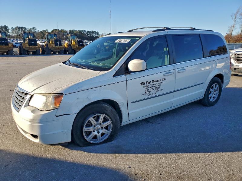 Photo 1 from auction – 2010 CHRYSLER TOWN & COU with VIN 2A4RR5D14AR305595