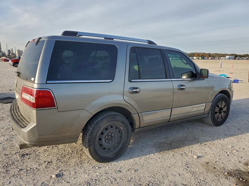 Photo 3 from auction – 2008 LINCOLN NAVIGATOR with VIN 5LMFU27568LJ21825