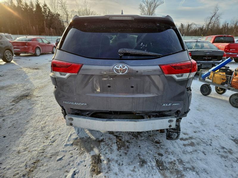 Photo 6 from auction – 2018 TOYOTA HIGHLANDER with VIN 5TDJZRFH3JS886910