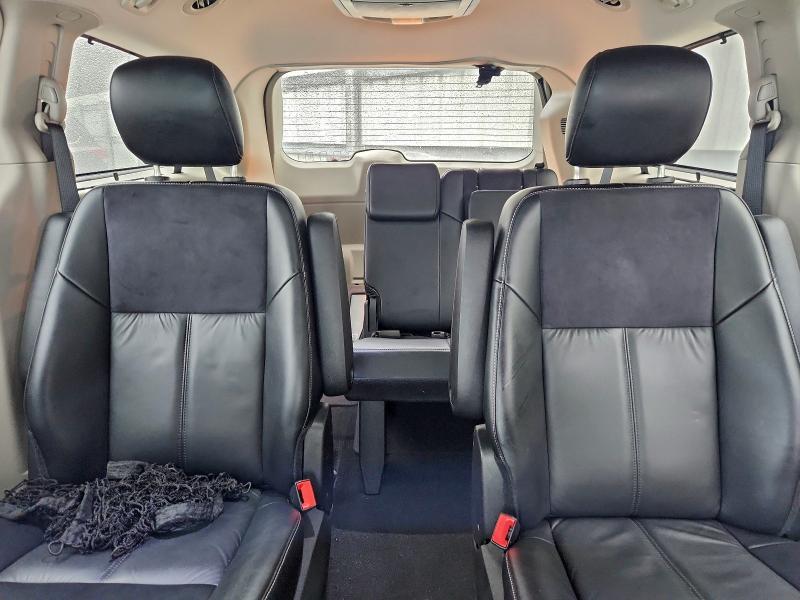 Photo 10 from auction – 2015 CHRYSLER TOWN & COU with VIN 2C4RC1GG6FR582997