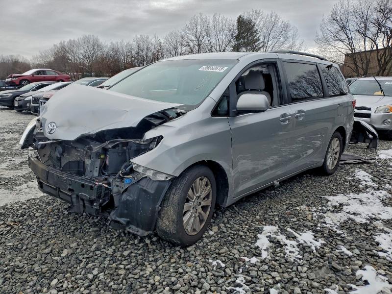 Photo 1 from auction – 2015 TOYOTA SIENNA LE with VIN 5TDJK3DC7FS096252