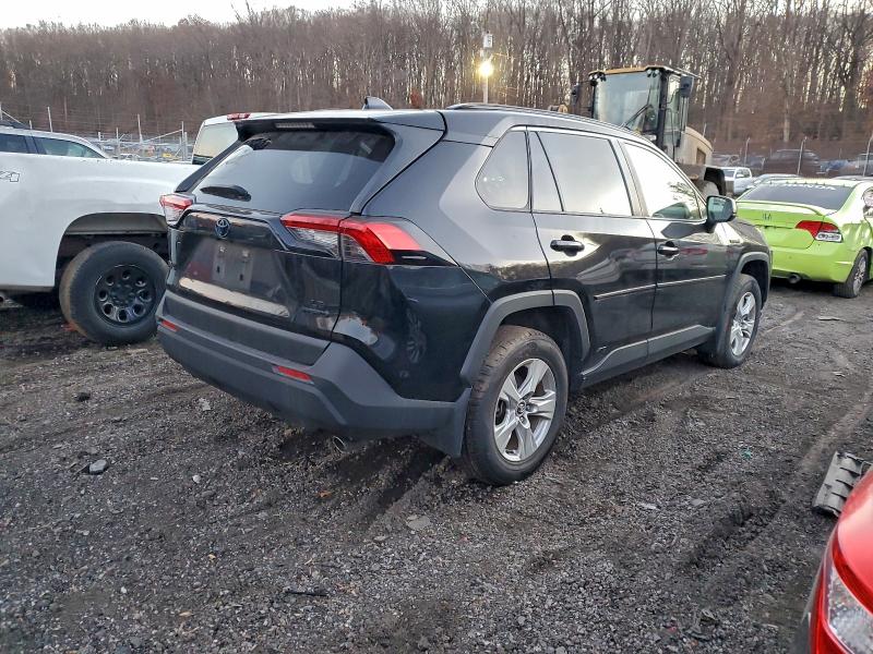 Photo 3 from auction – 2021 TOYOTA RAV4 LE with VIN JTMLWRFV7MD134666
