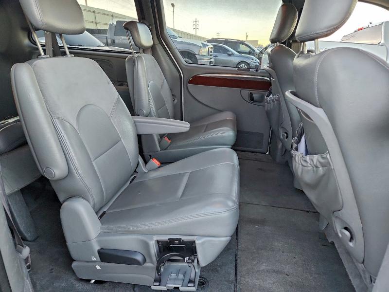 Photo 11 from auction – 2005 CHRYSLER TOWN & COU with VIN 2C4GP64L85R133619