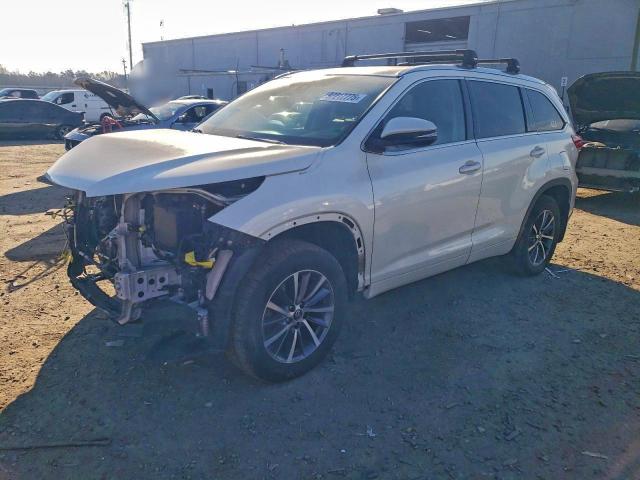 TOYOTA HIGHLANDER 2018 with VIN 5TDJZRFH8JS852820 - Photo from auction