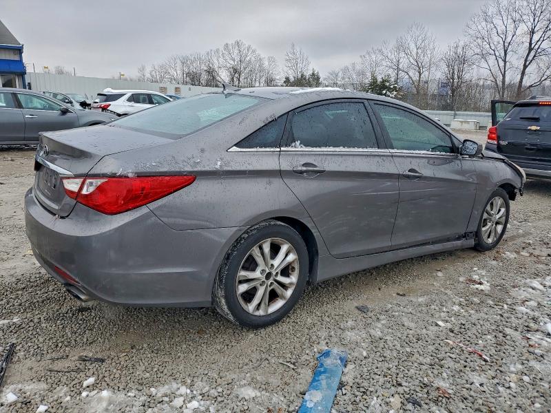 Photo 3 from auction – 2013 HYUNDAI SONATA SE with VIN 5NPEC4AC4DH567401