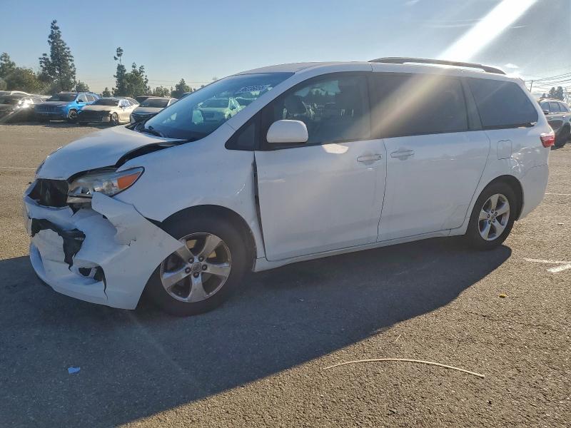 Photo 1 from auction – 2017 TOYOTA SIENNA LE with VIN 5TDKZ3DC0HS812783