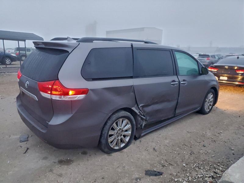 Photo 3 from auction – 2011 TOYOTA SIENNA XLE with VIN 5TDYK3DC5BS161334