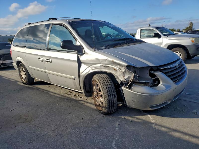 Photo 4 from auction – 2006 CHRYSLER TOWN & COU with VIN 2A4GP54L06R857911
