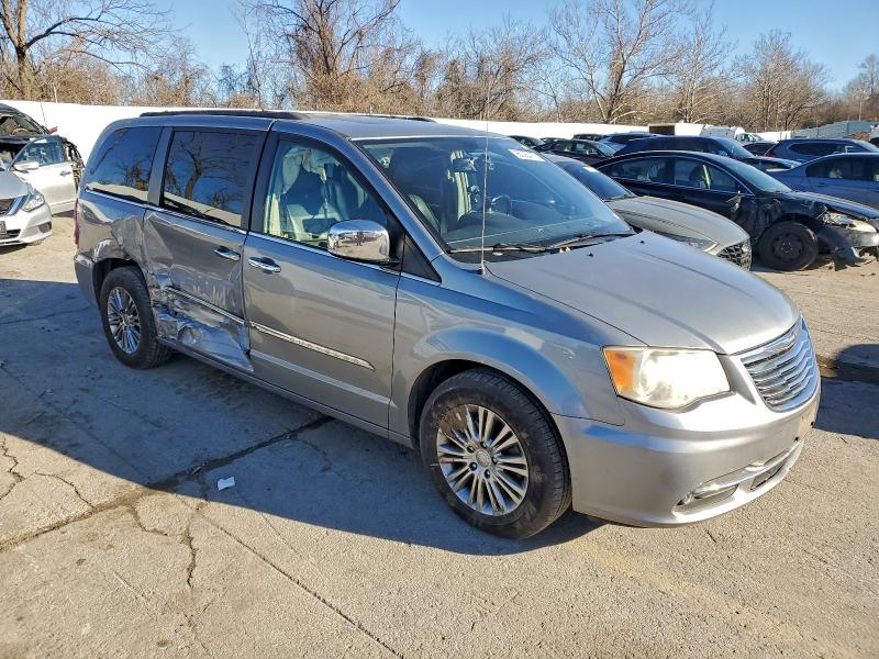 Photo 4 from auction – 2014 CHRYSLER TOWN & COU with VIN 2C4RC1CG7ER108092