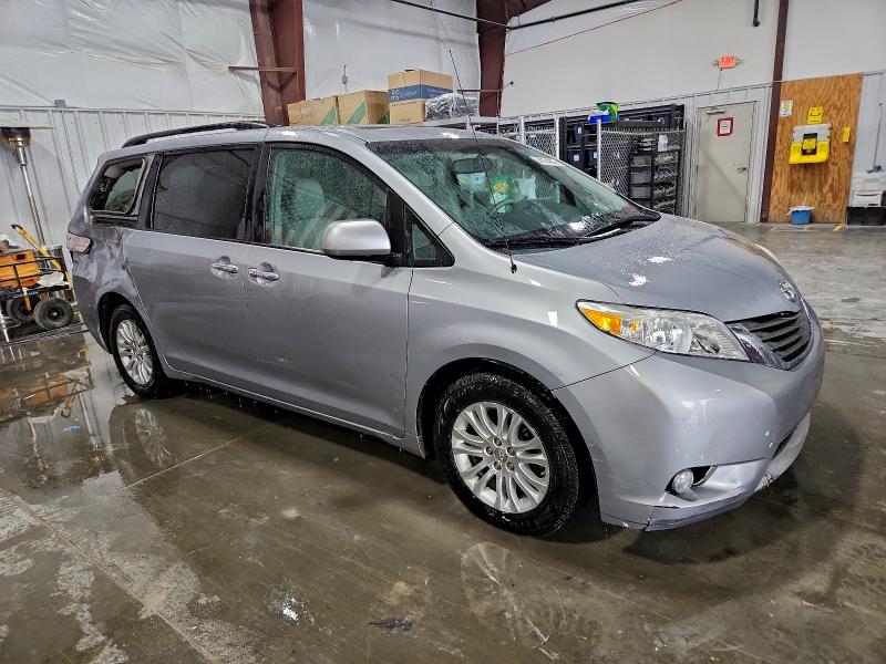 Photo 4 from auction – 2014 TOYOTA SIENNA XLE with VIN 5TDYK3DC0ES449900