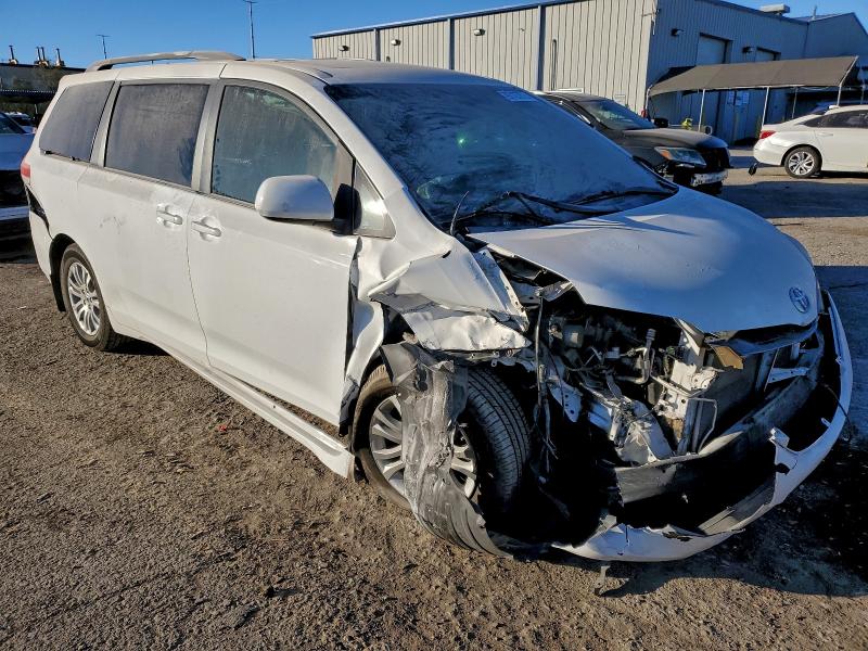 Photo 4 from auction – 2011 TOYOTA SIENNA XLE with VIN 5TDYK3DC9BS052357