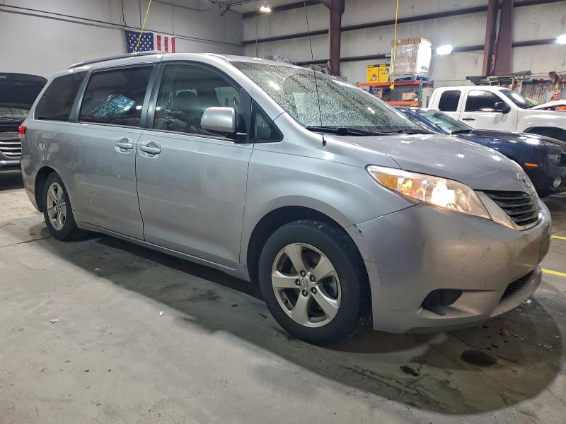 Photo 4 from auction – 2014 TOYOTA SIENNA LE with VIN 5TDKK3DC3ES447564