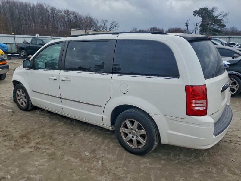 Photo 2 from auction – 2010 CHRYSLER TOWN & COU with VIN 2A4RR5D15AR308344