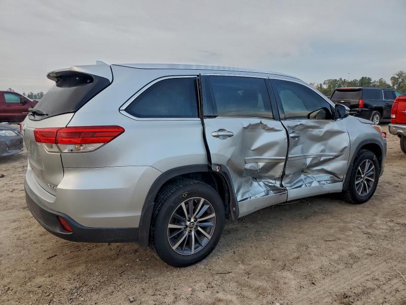 Photo 3 from auction – 2017 TOYOTA HIGHLANDER with VIN 5TDJZRFHXHS462604